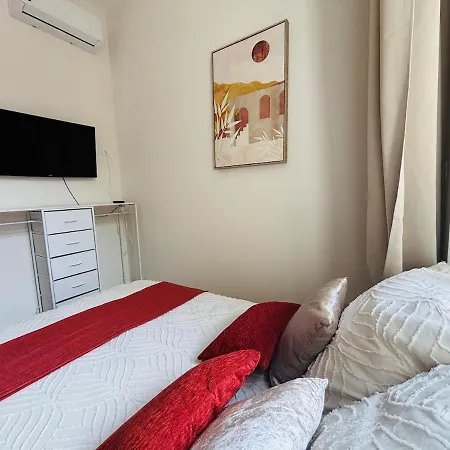 Le Sainte Rose Standing, Center On Foot كان