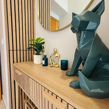 Le Sainte Rose Standing, Center On Foot كان