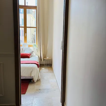 Le Sainte Rose Standing, Center On Foot شقة